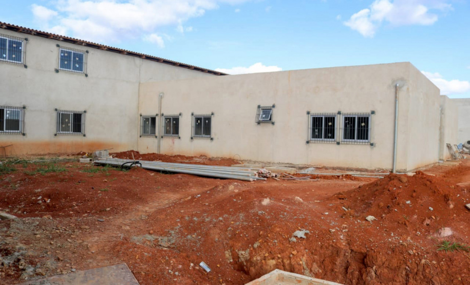 A construção da Cadeia Pública de Ponta Grossa, nos Campos Gerais, segue em andamento e já tem 60% das obras executadas. A previsão é que a entrega seja feita ao Departamento Penitenciário do Paraná (Depen-PR) ainda neste ano. O secretário da Segurança Pública, Romulo Marinho Soares, visitou as obras e destacou que a unidade faz parte de um projeto do Governo do Estado de ampliação do sistema prisional do Paraná. - Ponta Grossa, 03/05/2021 - Foto: SESP/PR