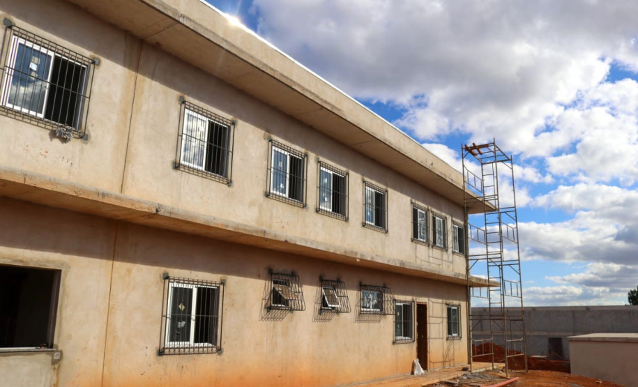 A construção da Cadeia Pública de Ponta Grossa, nos Campos Gerais, segue em andamento e já tem 60% das obras executadas. A previsão é que a entrega seja feita ao Departamento Penitenciário do Paraná (Depen-PR) ainda neste ano. O secretário da Segurança Pública, Romulo Marinho Soares, visitou as obras e destacou que a unidade faz parte de um projeto do Governo do Estado de ampliação do sistema prisional do Paraná. - Ponta Grossa, 03/05/2021 - Foto: SESP/PR