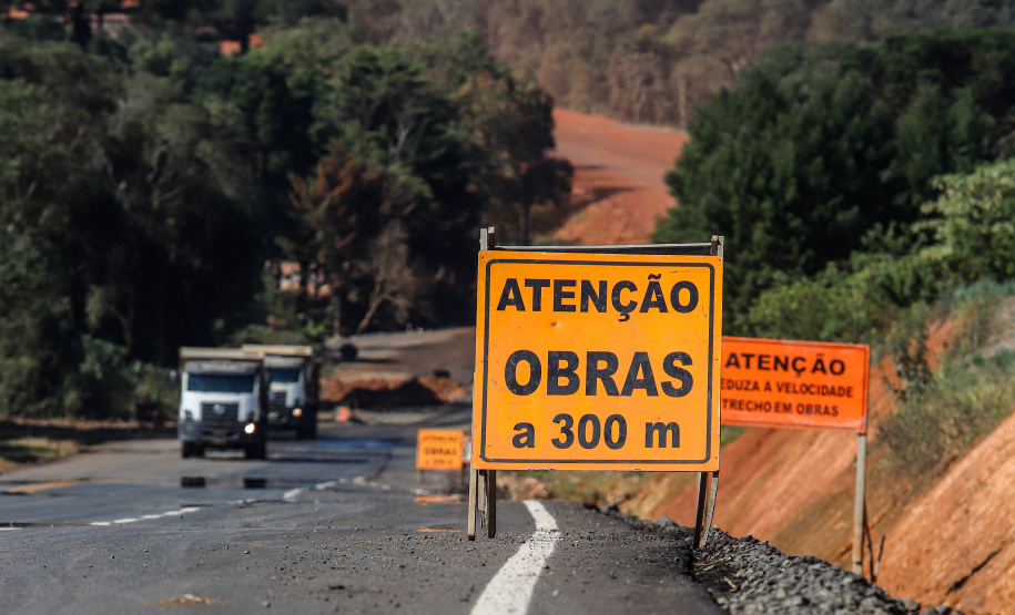 O governador Carlos Massa Ratinho Junior entregou nesta segunda-feira (3) o primeiro trecho da pavimentação da Rodovia Vereador Miguel Ribeiro Picheth (PR-364), estrada que liga os municípios de Irati e São Mateus do Sul, no Centro-Sul do Estado. - Irati, 03/05/2021 - Foto: Rodrigo Félix Leal/Infra