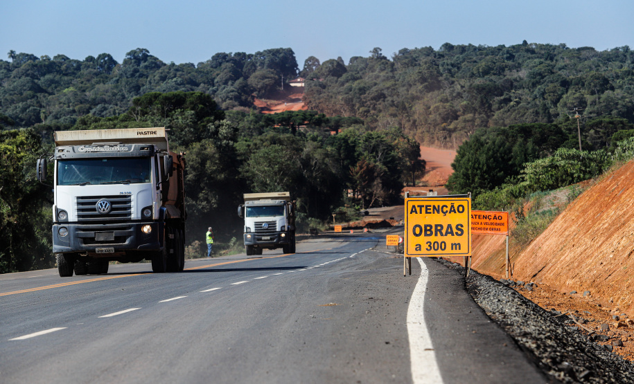 O governador Carlos Massa Ratinho Junior entregou nesta segunda-feira (3) o primeiro trecho da pavimentação da Rodovia Vereador Miguel Ribeiro Picheth (PR-364), estrada que liga os municípios de Irati e São Mateus do Sul, no Centro-Sul do Estado. - Irati, 03/05/2021 - Foto: Rodrigo Félix Leal/Infra