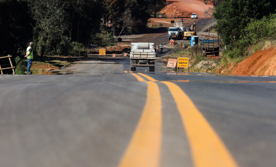 O governador Carlos Massa Ratinho Junior entregou nesta segunda-feira (3) o primeiro trecho da pavimentação da Rodovia Vereador Miguel Ribeiro Picheth (PR-364), estrada que liga os municípios de Irati e São Mateus do Sul, no Centro-Sul do Estado. - Irati, 03/05/2021 - Foto: Rodrigo Félix Leal/Infra