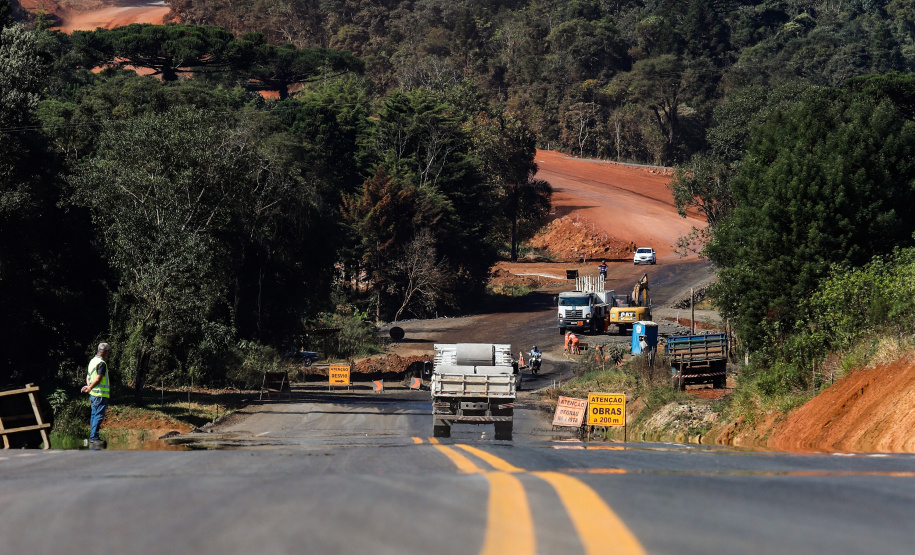 O governador Carlos Massa Ratinho Junior entregou nesta segunda-feira (3) o primeiro trecho da pavimentação da Rodovia Vereador Miguel Ribeiro Picheth (PR-364), estrada que liga os municípios de Irati e São Mateus do Sul, no Centro-Sul do Estado. - Irati, 03/05/2021 - Foto: Rodrigo Félix Leal/Infra