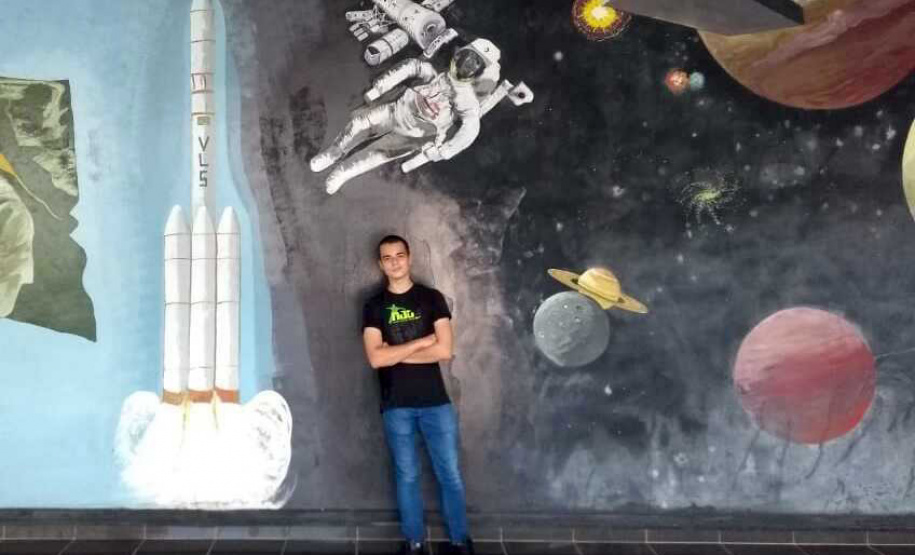 Aluno do Colégio Estadual Júlia Wanderley, em Curitiba, durante todo o Ensino Fundamental e Médio, Luís Antônio Marin (19) garantiu uma vaga no ITA (Instituto Tecnológico da Aeronáutica), ingressando neste ano. O estudante foi um dos 150 aprovados dentre 9,7 mil candidatos no último vestibular da instituição de Ensino Superior, que é administrada pela FAB (Força Aérea Brasileira). - Curitiba, 03/05/2021 - Foto: Arquivo Pessoal