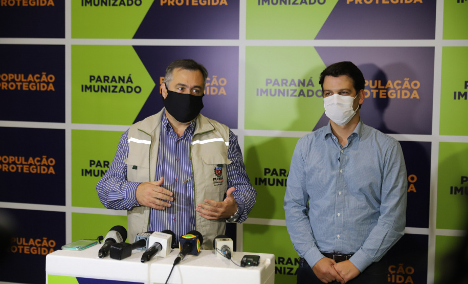 Vacina Pfizer O Secretário de Estado da Saúde, Beto Preto e o vice-prefeito Eduardo Pimentel recebem o primeiro lote de 32.760 doses de vacinas contra a Covid-19 da Pfizer no Centro de Medicamentos do Paraná (Cemepar), em Curitiba, na noite desta segunda-feira (3). Foto: Geraldo Bubniak/AEN