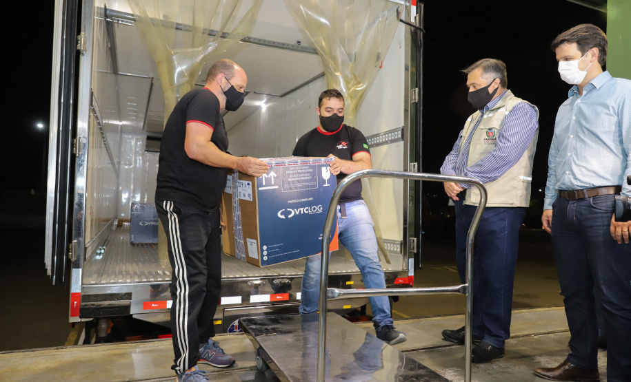 Vacina Pfizer O Secretário de Estado da Saúde, Beto Preto e o vice-prefeito Eduardo Pimentel recebem o primeiro lote de 32.760 doses de vacinas contra a Covid-19 da Pfizer no Centro de Medicamentos do Paraná (Cemepar), em Curitiba, na noite desta segunda-feira (3). Foto: Geraldo Bubniak/AEN