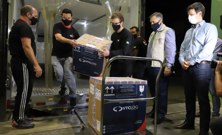 Vacina Pfizer O Secretário de Estado da Saúde, Beto Preto e o vice-prefeito Eduardo Pimentel recebem o primeiro lote de 32.760 doses de vacinas contra a Covid-19 da Pfizer no Centro de Medicamentos do Paraná (Cemepar), em Curitiba, na noite desta segunda-feira (3). Foto: Geraldo Bubniak/AEN