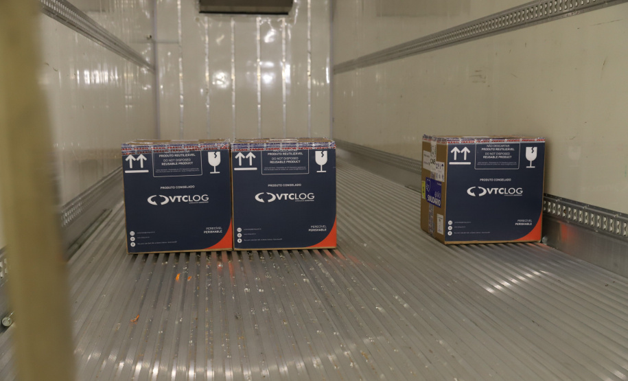 Vacina Pfizer O Secretário de Estado da Saúde, Beto Preto e o vice-prefeito Eduardo Pimentel recebem o primeiro lote de 32.760 doses de vacinas contra a Covid-19 da Pfizer no Centro de Medicamentos do Paraná (Cemepar), em Curitiba, na noite desta segunda-feira (3). Foto: Geraldo Bubniak/AEN