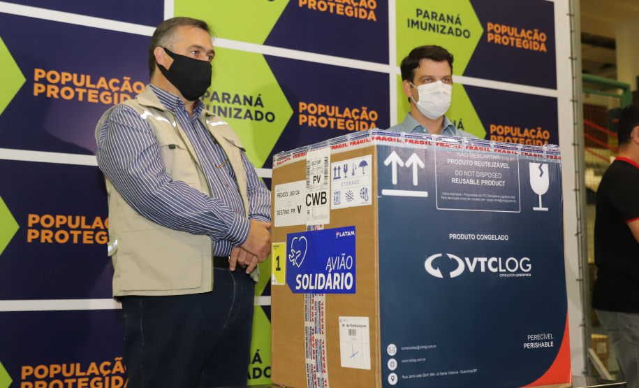 Vacina Pfizer O Secretário de Estado da Saúde, Beto Preto e o vice-prefeito Eduardo Pimentel recebem o primeiro lote de 32.760 doses de vacinas contra a Covid-19 da Pfizer no Centro de Medicamentos do Paraná (Cemepar), em Curitiba, na noite desta segunda-feira (3). Foto: Geraldo Bubniak/AEN