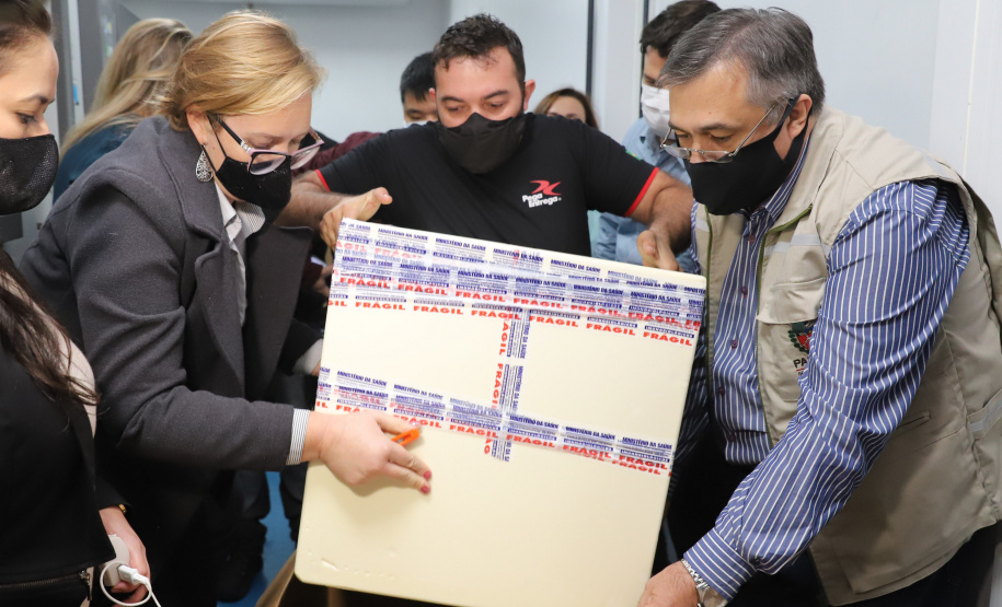 Vacina Pfizer O Secretário de Estado da Saúde, Beto Preto e o vice-prefeito Eduardo Pimentel recebem o primeiro lote de 32.760 doses de vacinas contra a Covid-19 da Pfizer no Centro de Medicamentos do Paraná (Cemepar), em Curitiba, na noite desta segunda-feira (3). Foto: Geraldo Bubniak/AEN