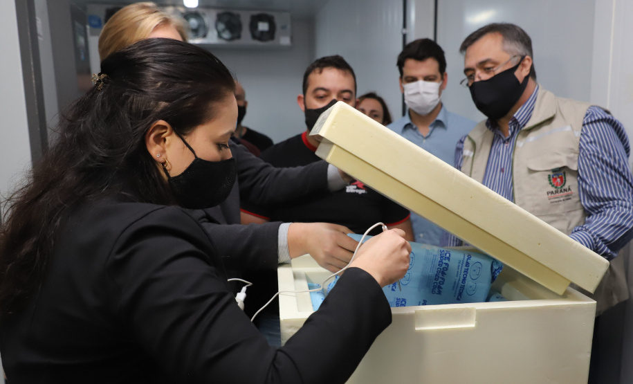 Vacina Pfizer O Secretário de Estado da Saúde, Beto Preto e o vice-prefeito Eduardo Pimentel recebem o primeiro lote de 32.760 doses de vacinas contra a Covid-19 da Pfizer no Centro de Medicamentos do Paraná (Cemepar), em Curitiba, na noite desta segunda-feira (3). Foto: Geraldo Bubniak/AEN