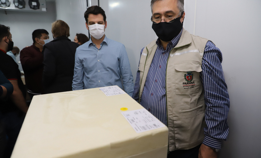 Vacina Pfizer O Secretário de Estado da Saúde, Beto Preto e o vice-prefeito Eduardo Pimentel recebem o primeiro lote de 32.760 doses de vacinas contra a Covid-19 da Pfizer no Centro de Medicamentos do Paraná (Cemepar), em Curitiba, na noite desta segunda-feira (3). Foto: Geraldo Bubniak/AEN