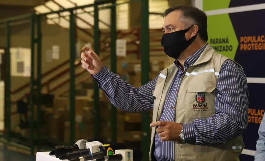 Vacina Pfizer O Secretário de Estado da Saúde, Beto Preto e o vice-prefeito Eduardo Pimentel recebem o primeiro lote de 32.760 doses de vacinas contra a Covid-19 da Pfizer no Centro de Medicamentos do Paraná (Cemepar), em Curitiba, na noite desta segunda-feira (3). Foto: Geraldo Bubniak/AEN