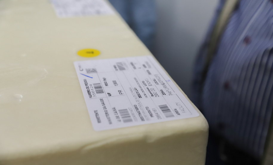 Vacina Pfizer O Secretário de Estado da Saúde, Beto Preto e o vice-prefeito Eduardo Pimentel recebem o primeiro lote de 32.760 doses de vacinas contra a Covid-19 da Pfizer no Centro de Medicamentos do Paraná (Cemepar), em Curitiba, na noite desta segunda-feira (3). Foto: Geraldo Bubniak/AEN