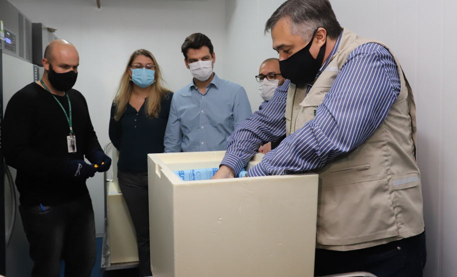 Vacina Pfizer O Secretário de Estado da Saúde, Beto Preto e o vice-prefeito Eduardo Pimentel recebem o primeiro lote de 32.760 doses de vacinas contra a Covid-19 da Pfizer no Centro de Medicamentos do Paraná (Cemepar), em Curitiba, na noite desta segunda-feira (3). Foto: Geraldo Bubniak/AEN