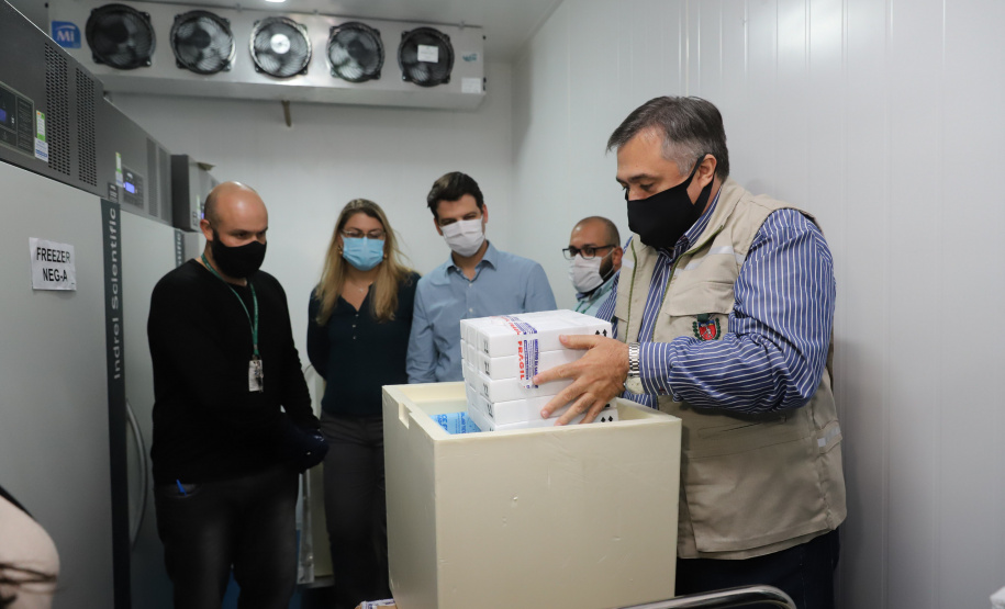 Vacina Pfizer O Secretário de Estado da Saúde, Beto Preto e o vice-prefeito Eduardo Pimentel recebem o primeiro lote de 32.760 doses de vacinas contra a Covid-19 da Pfizer no Centro de Medicamentos do Paraná (Cemepar), em Curitiba, na noite desta segunda-feira (3). Foto: Geraldo Bubniak/AEN