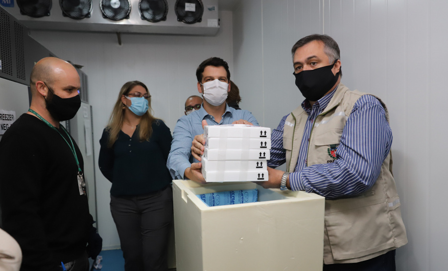 Vacina Pfizer O Secretário de Estado da Saúde, Beto Preto e o vice-prefeito Eduardo Pimentel recebem o primeiro lote de 32.760 doses de vacinas contra a Covid-19 da Pfizer no Centro de Medicamentos do Paraná (Cemepar), em Curitiba, na noite desta segunda-feira (3). Foto: Geraldo Bubniak/AEN