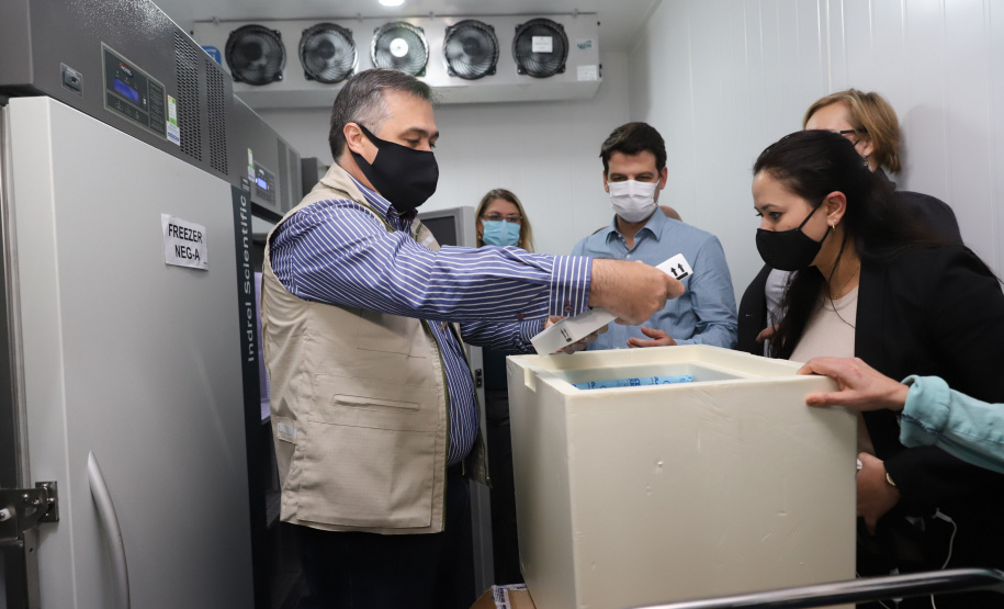 Vacina Pfizer O Secretário de Estado da Saúde, Beto Preto e o vice-prefeito Eduardo Pimentel recebem o primeiro lote de 32.760 doses de vacinas contra a Covid-19 da Pfizer no Centro de Medicamentos do Paraná (Cemepar), em Curitiba, na noite desta segunda-feira (3). Foto: Geraldo Bubniak/AEN