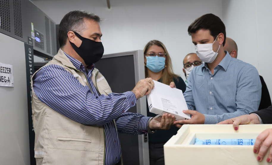 Vacina Pfizer O Secretário de Estado da Saúde, Beto Preto e o vice-prefeito Eduardo Pimentel recebem o primeiro lote de 32.760 doses de vacinas contra a Covid-19 da Pfizer no Centro de Medicamentos do Paraná (Cemepar), em Curitiba, na noite desta segunda-feira (3). Foto: Geraldo Bubniak/AEN