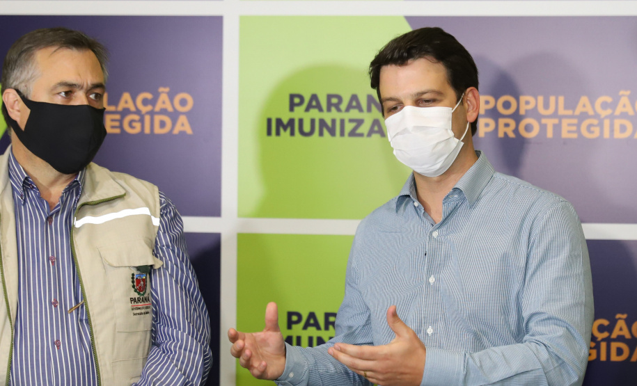 Vacina Pfizer O Secretário de Estado da Saúde, Beto Preto e o vice-prefeito Eduardo Pimentel recebem o primeiro lote de 32.760 doses de vacinas contra a Covid-19 da Pfizer no Centro de Medicamentos do Paraná (Cemepar), em Curitiba, na noite desta segunda-feira (3). Foto: Geraldo Bubniak/AEN