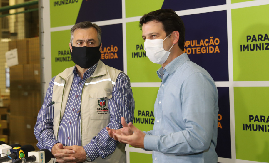 Vacina Pfizer O Secretário de Estado da Saúde, Beto Preto e o vice-prefeito Eduardo Pimentel recebem o primeiro lote de 32.760 doses de vacinas contra a Covid-19 da Pfizer no Centro de Medicamentos do Paraná (Cemepar), em Curitiba, na noite desta segunda-feira (3). Foto: Geraldo Bubniak/AEN