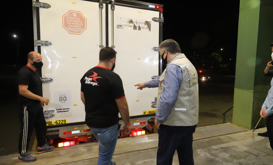 Vacina Pfizer O Secretário de Estado da Saúde, Beto Preto e o vice-prefeito Eduardo Pimentel recebem o primeiro lote de 32.760 doses de vacinas contra a Covid-19 da Pfizer no Centro de Medicamentos do Paraná (Cemepar), em Curitiba, na noite desta segunda-feira (3). Foto: Geraldo Bubniak/AEN