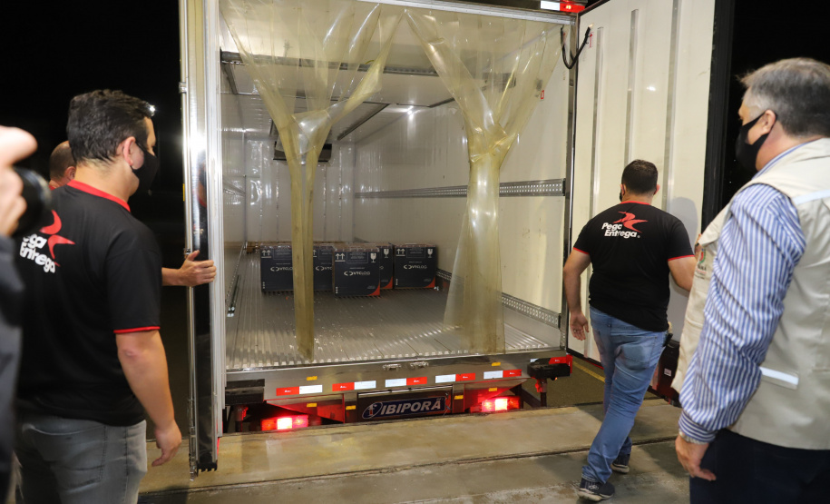 Vacina Pfizer O Secretário de Estado da Saúde, Beto Preto e o vice-prefeito Eduardo Pimentel recebem o primeiro lote de 32.760 doses de vacinas contra a Covid-19 da Pfizer no Centro de Medicamentos do Paraná (Cemepar), em Curitiba, na noite desta segunda-feira (3). Foto: Geraldo Bubniak/AEN