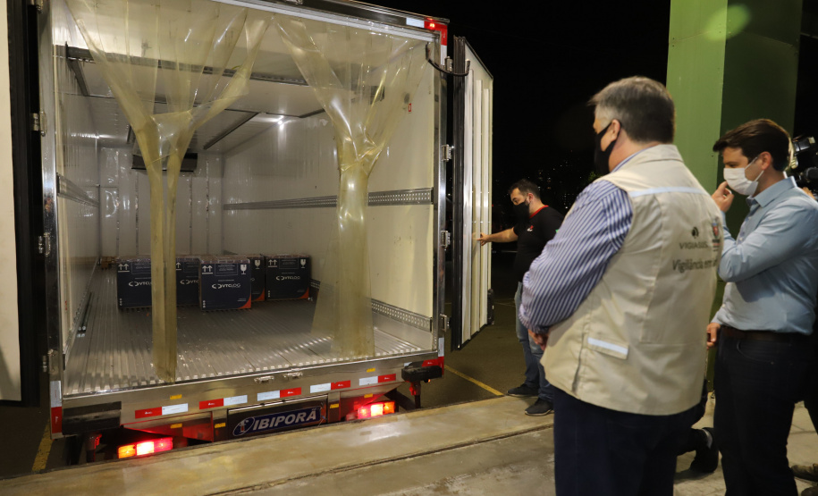 Vacina Pfizer O Secretário de Estado da Saúde, Beto Preto e o vice-prefeito Eduardo Pimentel recebem o primeiro lote de 32.760 doses de vacinas contra a Covid-19 da Pfizer no Centro de Medicamentos do Paraná (Cemepar), em Curitiba, na noite desta segunda-feira (3). Foto: Geraldo Bubniak/AEN