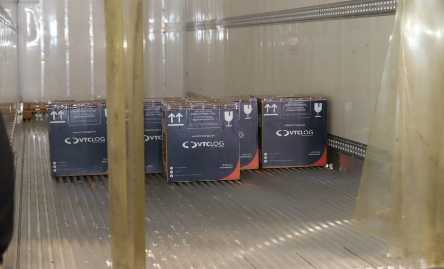 Vacina Pfizer O Secretário de Estado da Saúde, Beto Preto e o vice-prefeito Eduardo Pimentel recebem o primeiro lote de 32.760 doses de vacinas contra a Covid-19 da Pfizer no Centro de Medicamentos do Paraná (Cemepar), em Curitiba, na noite desta segunda-feira (3). Foto: Geraldo Bubniak/AEN