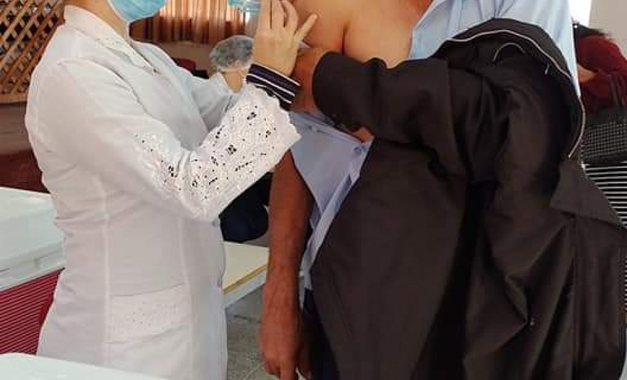 O Paraná aplicou 50.172 doses de vacina contra a Covid-19 neste fim de semana (01 e 02). Pelo menos 92 municípios da abrangência de 20 Regionais de Saúde realizaram ações que fazem parte da campanha do Governo do Estado “De Domingo a Domingo”. - Curitiba, 03/05/2021 - Foto: SESA