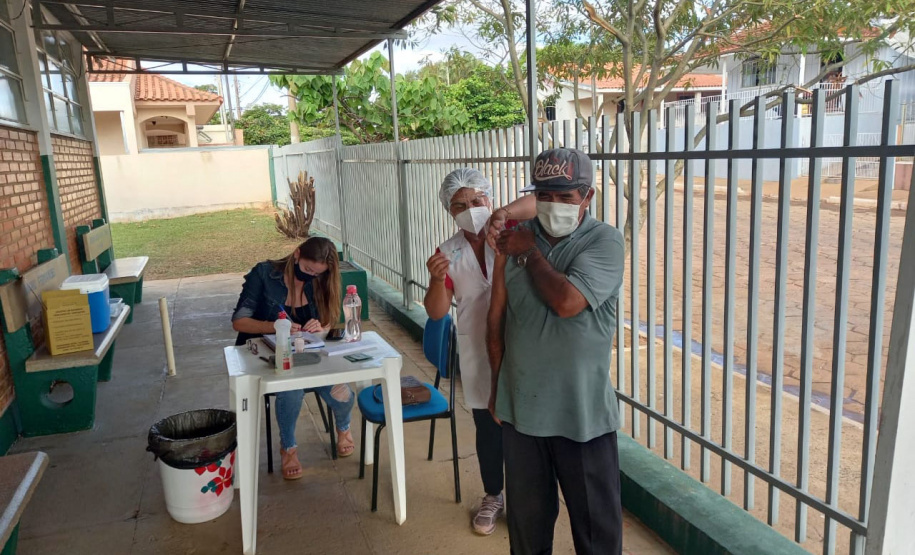 O Paraná aplicou 50.172 doses de vacina contra a Covid-19 neste fim de semana (01 e 02). Pelo menos 92 municípios da abrangência de 20 Regionais de Saúde realizaram ações que fazem parte da campanha do Governo do Estado “De Domingo a Domingo”. - Curitiba, 03/05/2021 - Foto: SESA