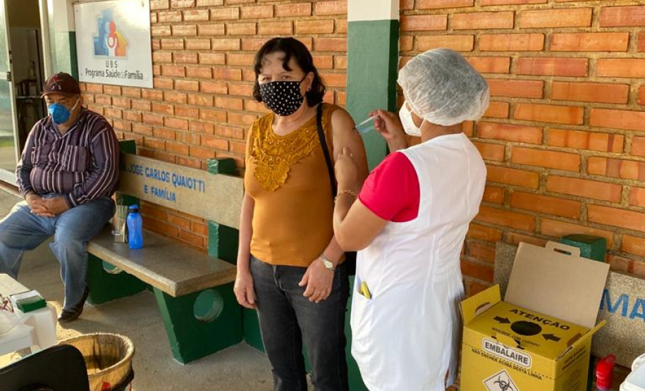 O Paraná aplicou 50.172 doses de vacina contra a Covid-19 neste fim de semana (01 e 02). Pelo menos 92 municípios da abrangência de 20 Regionais de Saúde realizaram ações que fazem parte da campanha do Governo do Estado “De Domingo a Domingo”. - Curitiba, 03/05/2021 - Foto: SESA