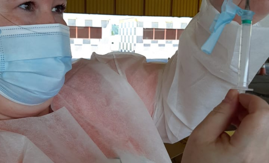 O Paraná aplicou 50.172 doses de vacina contra a Covid-19 neste fim de semana (01 e 02). Pelo menos 92 municípios da abrangência de 20 Regionais de Saúde realizaram ações que fazem parte da campanha do Governo do Estado “De Domingo a Domingo”. - Curitiba, 03/05/2021 - Foto: SESA