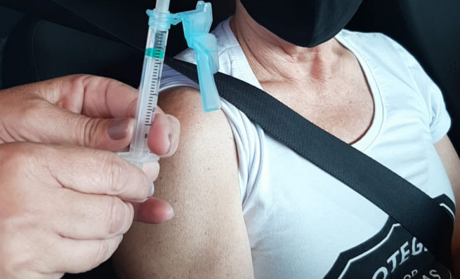 O Paraná aplicou 50.172 doses de vacina contra a Covid-19 neste fim de semana (01 e 02). Pelo menos 92 municípios da abrangência de 20 Regionais de Saúde realizaram ações que fazem parte da campanha do Governo do Estado “De Domingo a Domingo”. - Curitiba, 03/05/2021 - Foto: SESA