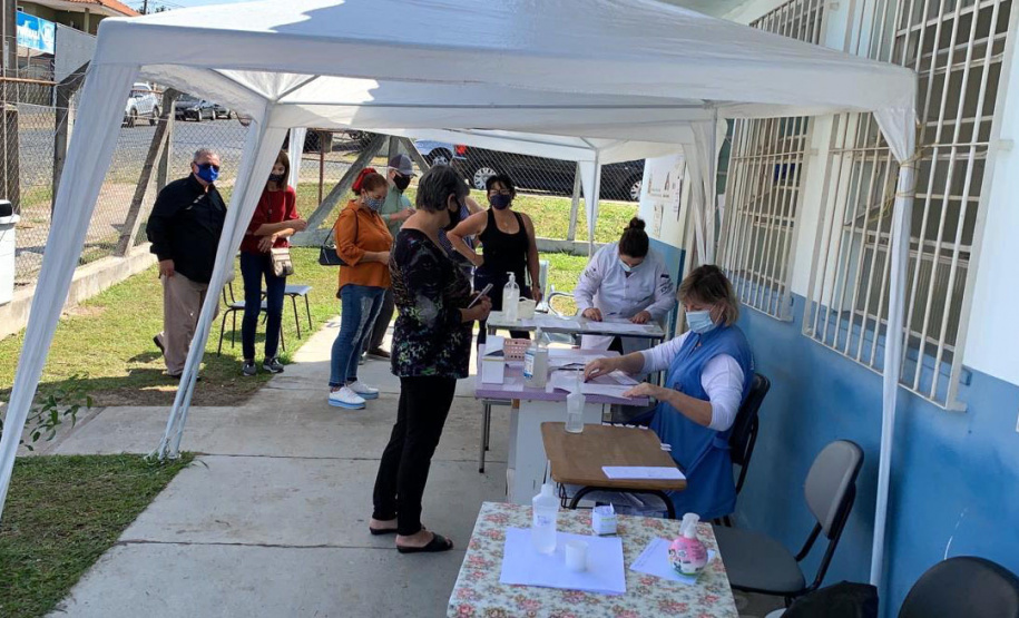 O Paraná aplicou 50.172 doses de vacina contra a Covid-19 neste fim de semana (01 e 02). Pelo menos 92 municípios da abrangência de 20 Regionais de Saúde realizaram ações que fazem parte da campanha do Governo do Estado “De Domingo a Domingo”. - Curitiba, 03/05/2021 - Foto: SESA