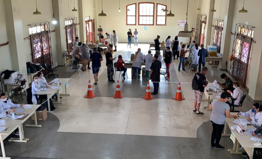 O Paraná aplicou 50.172 doses de vacina contra a Covid-19 neste fim de semana (01 e 02). Pelo menos 92 municípios da abrangência de 20 Regionais de Saúde realizaram ações que fazem parte da campanha do Governo do Estado “De Domingo a Domingo”. - Curitiba, 03/05/2021 - Foto: SESA