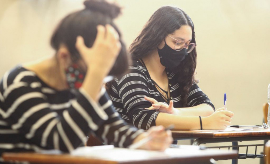 Nesta segunda-feira (3), a Universidade Estadual de Ponta Grossa (UEPG) finalizou a segunda etapa das provas do Vestibular 2020. Os candidatos responderam às questões das disciplinas específicas do curso escolhido.   -  Ponta Grossa, 03/05/2021  -  Fotos: Aline Jasper e Luciane Navarro/UEPG