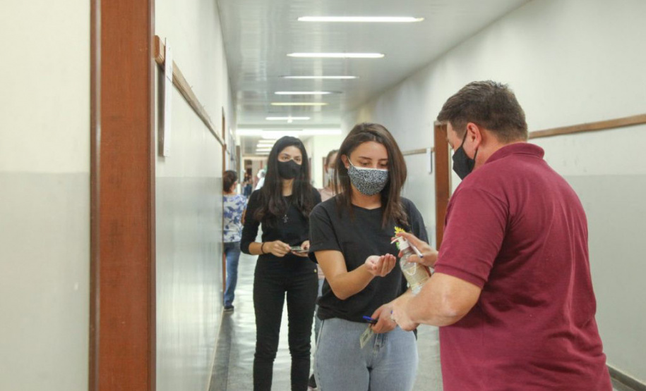 Nesta segunda-feira (3), a Universidade Estadual de Ponta Grossa (UEPG) finalizou a segunda etapa das provas do Vestibular 2020. Os candidatos responderam às questões das disciplinas específicas do curso escolhido.   -  Ponta Grossa, 03/05/2021  -  Fotos: Aline Jasper e Luciane Navarro/UEPG