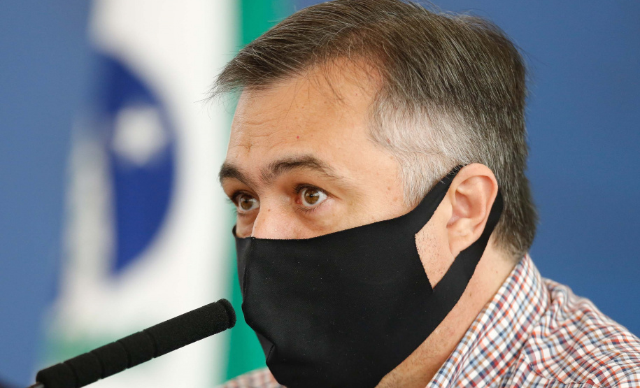 O governador Carlos Massa Ratinho Junior atende a imprensa nesta para falar sobre o retorno gradativo das aulas presenciais na rede estadual de ensino. Na fot, o secretário da Saúde Beto Preto. Foto:Jonathan Campos/AEN