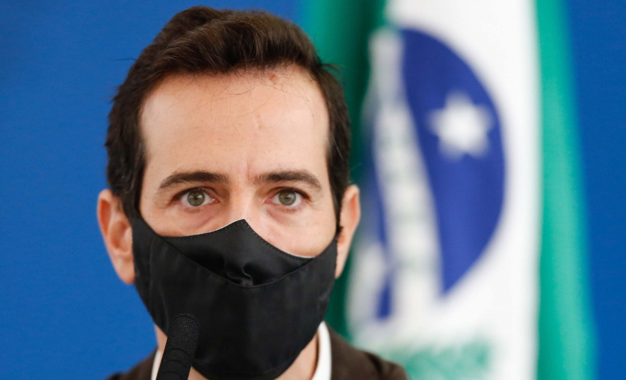 O governador Carlos Massa Ratinho Junior atende a imprensa nesta para falar sobre o retorno gradativo das aulas presenciais na rede estadual de ensino. Na foto, o secretário da Educação Renato Feder. Foto:Jonathan Campos/AEN