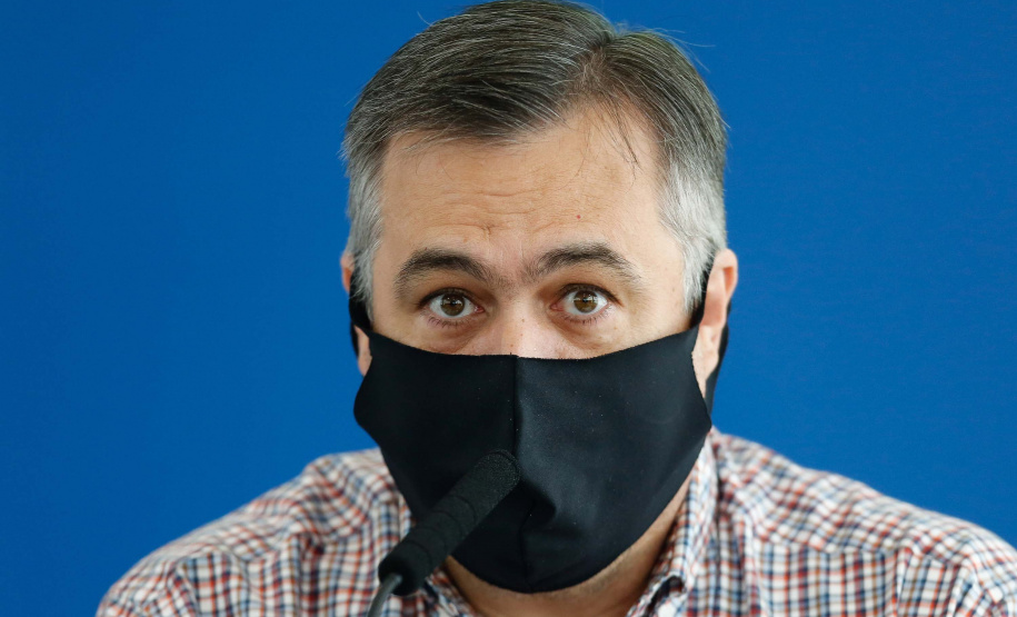 O governador Carlos Massa Ratinho Junior atende a imprensa nesta para falar sobre o retorno gradativo das aulas presenciais na rede estadual de ensino. Na foto, o secretário da Saúde Beto Preto. Foto:Jonathan Campos/AEN