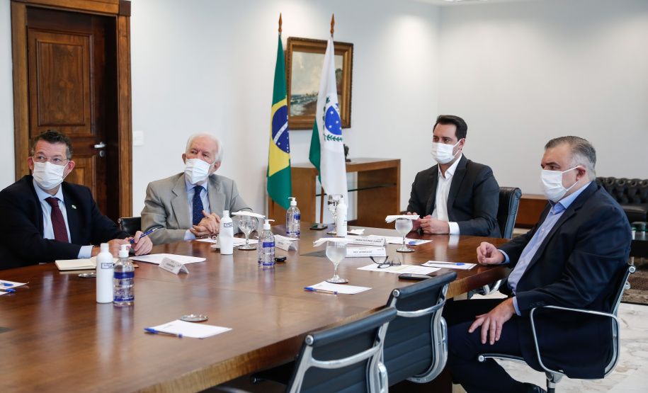 Governador Carlos Massa Ratinho Junior durante reunião com a Gerdau. Na foto, secretário da Justiça, Família e Trabalho, Ney Leprevost - Curitiba, 04/05/2021 - Foto: Jonathan Campos/AEN