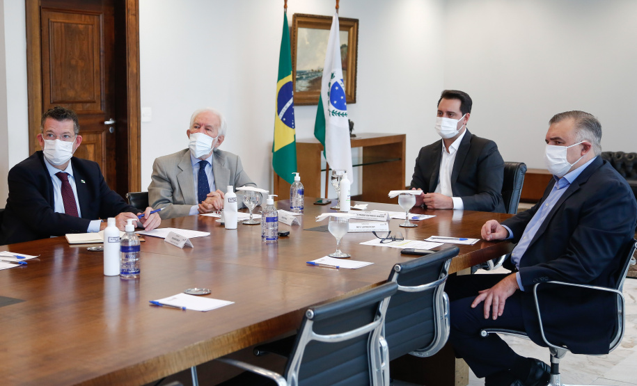 Governador Carlos Massa Ratinho Junior durante reunião com a Gerdau. Na foto, secretário da Justiça, Família e Trabalho, Ney Leprevost - Curitiba, 04/05/2021 - Foto: Jonathan Campos/AEN