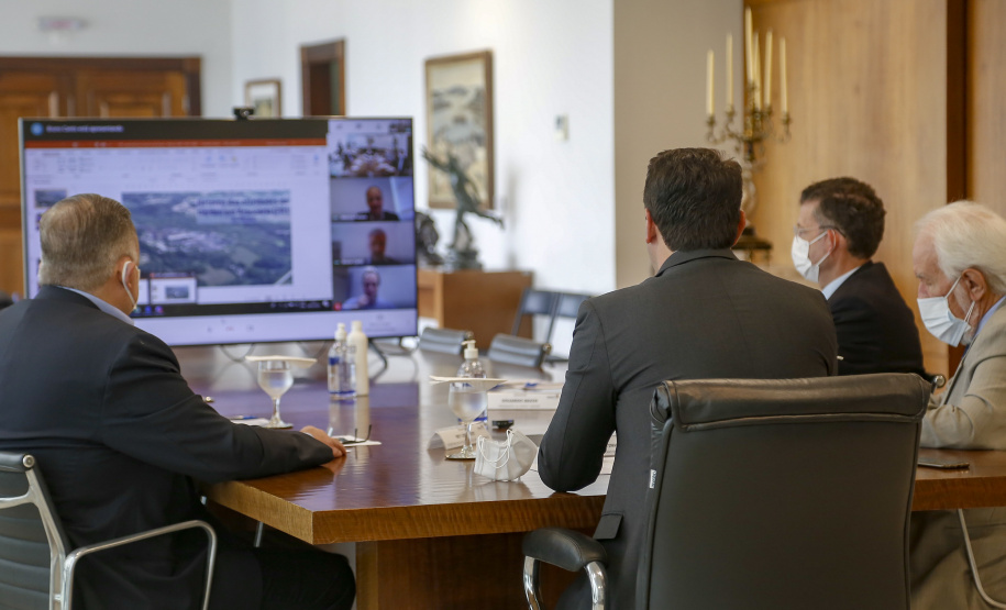 Governador Carlos Massa Ratinho Junior  com representantes da GerdauFoto Gilson Abreu/AEN