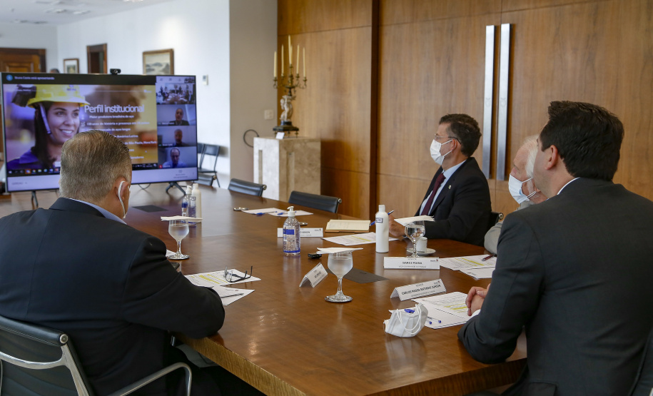 Governador Carlos Massa Ratinho Junior  com representantes da GerdauFoto Gilson Abreu/AEN