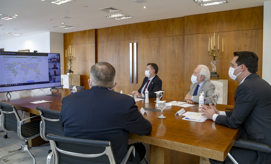 Governador Carlos Massa Ratinho Junior  com representantes da GerdauFoto Gilson Abreu/AEN