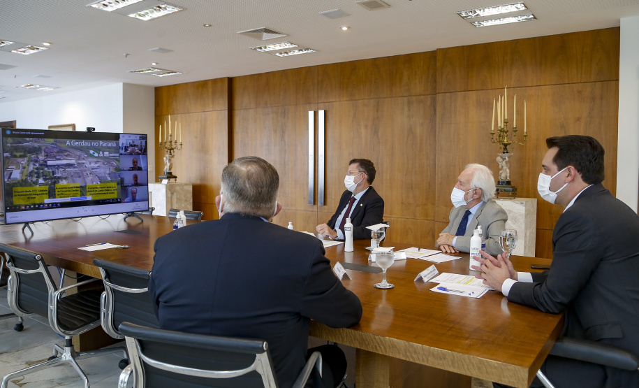 Governador Carlos Massa Ratinho Junior  com representantes da GerdauFoto Gilson Abreu/AEN