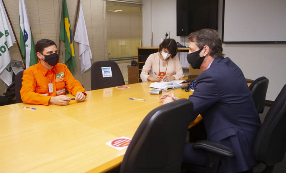 Dirigentes da Companhia de Saneamento do Paraná (Sanepar) e da Refinaria Presidente Getúlio Vargas (Repar) assinaram na tarde desta segunda-feira (3) um convênio para uso da água da Barragem do Rio Verde para abastecimento público. Por esse convênio, a Sanepar poderá retirar 200 litros por segundo da barragem, que pertence à Repar, e fazer a transposição até a Barragem do Passaúna. - Curitiba, 04/05/2021 - Foto: André Thiago/Sanepar