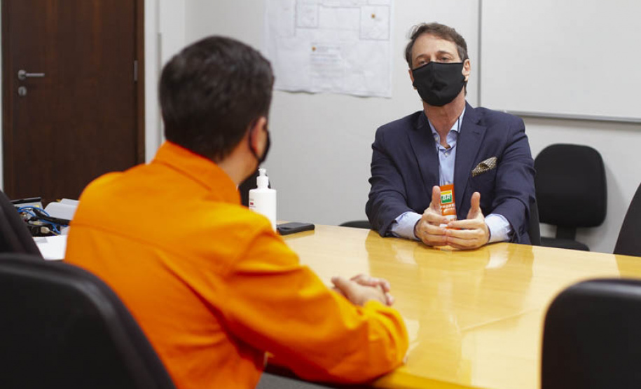 Dirigentes da Companhia de Saneamento do Paraná (Sanepar) e da Refinaria Presidente Getúlio Vargas (Repar) assinaram na tarde desta segunda-feira (3) um convênio para uso da água da Barragem do Rio Verde para abastecimento público. Por esse convênio, a Sanepar poderá retirar 200 litros por segundo da barragem, que pertence à Repar, e fazer a transposição até a Barragem do Passaúna. - Curitiba, 04/05/2021 - Foto: André Thiago/Sanepar