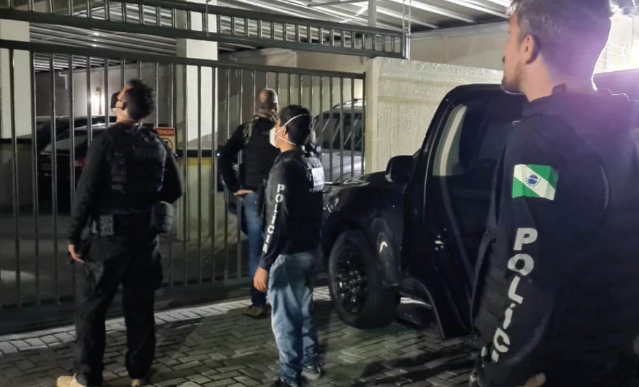A Polícia Civil do Paraná (PCPR) prendeu uma mulher, de 37 anos e três homens, de 32, 33 e 23, envolvidos em uma associação criminosa que aplicava golpes. Eles são responsáveis por enganar cerca de 100 vítimas e gerar um prejuízo estimado em R$ 5 milhões. A ação foi deflagrada na manhã desta terça-feira (4). - Curitiba, 04/05/2021 - Foto: Divulgação PCPR/SESP/PR