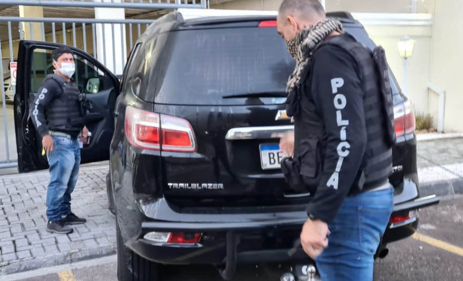 A Polícia Civil do Paraná (PCPR) prendeu uma mulher, de 37 anos e três homens, de 32, 33 e 23, envolvidos em uma associação criminosa que aplicava golpes. Eles são responsáveis por enganar cerca de 100 vítimas e gerar um prejuízo estimado em R$ 5 milhões. A ação foi deflagrada na manhã desta terça-feira (4). - Curitiba, 04/05/2021 - Foto: Divulgação PCPR/SESP/PR